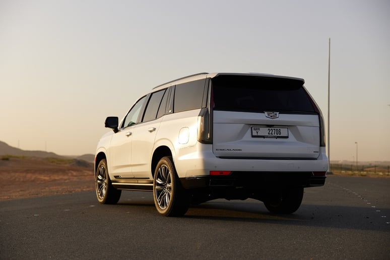 Cadillac Escalade (Wei&szlig;), 2023  zur Miete in Ras Al Khaimah