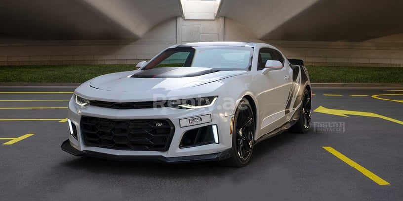 Chevrolet Camaro (Blanco), 2018 para alquiler en Dub&aacute;i