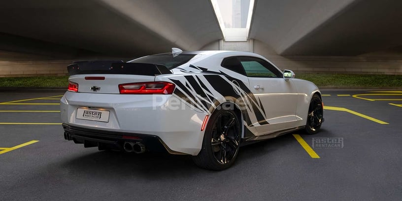 Chevrolet Camaro (Blanco), 2018 para alquiler en Dub&aacute;i