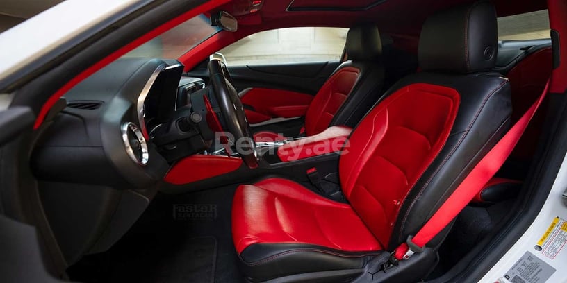 Chevrolet Camaro (Blanco), 2018 para alquiler en Dub&aacute;i