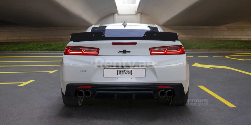 Chevrolet Camaro (Blanco), 2018 para alquiler en Dub&aacute;i