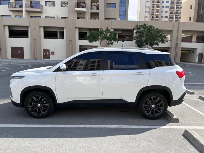 Chevrolet Captiva (Wei&szlig;), 2023  zur Miete in Dubai