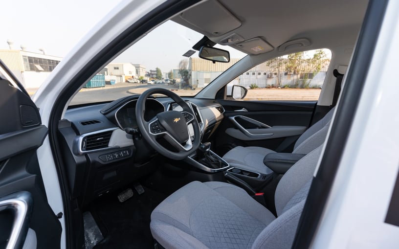 Abu Dabi'de kiralık Chevrolet Captiva (Beyaz), 2024