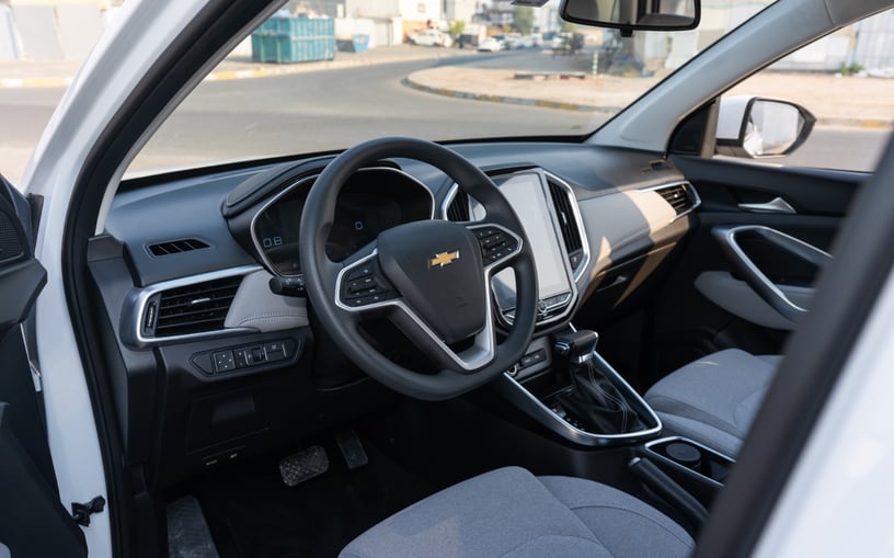 Abu Dabi'de kiralık Chevrolet Captiva (Beyaz), 2024