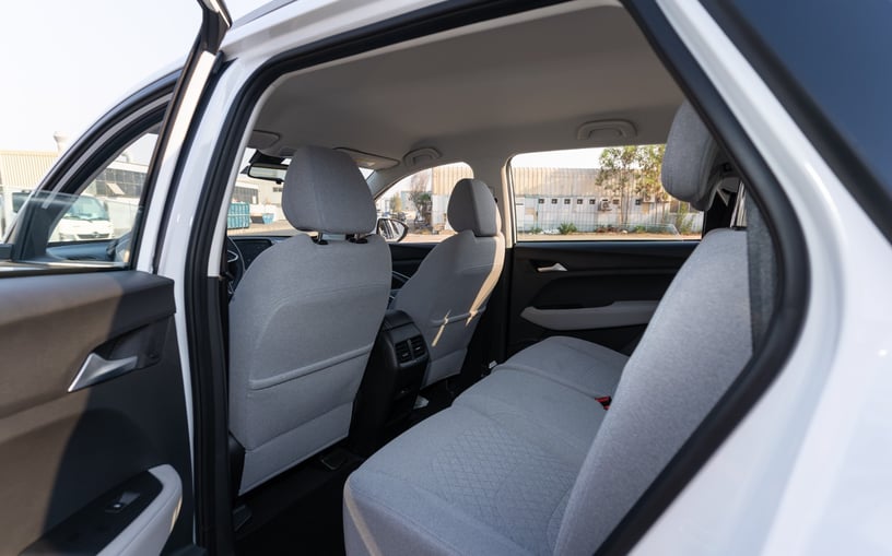 Abu Dabi'de kiralık Chevrolet Captiva (Beyaz), 2024