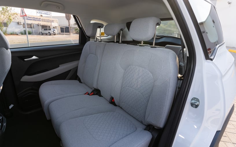 Abu Dabi'de kiralık Chevrolet Captiva (Beyaz), 2024