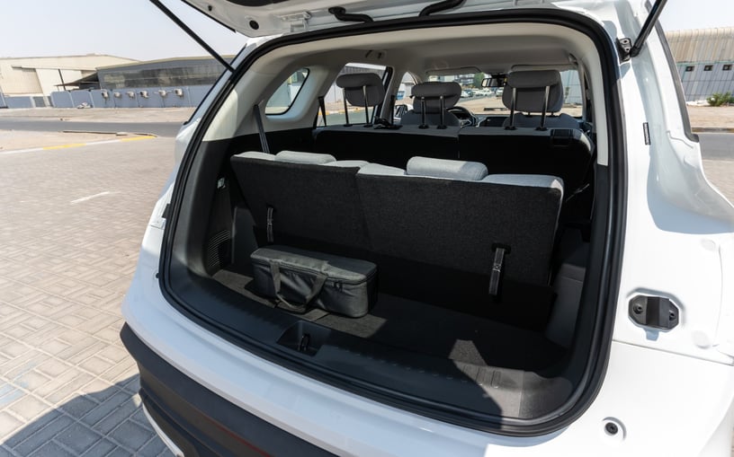 Abu Dabi'de kiralık Chevrolet Captiva (Beyaz), 2024