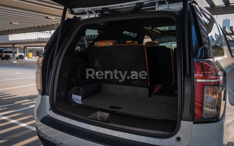 Chevrolet Tahoe (Wei&szlig;), 2021  zur Miete in Abu Dhabi