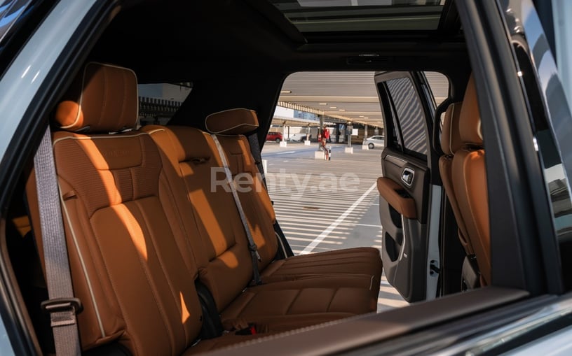Chevrolet Tahoe (Wei&szlig;), 2021  zur Miete in Abu Dhabi