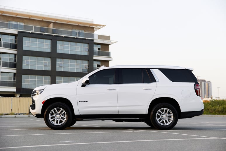 Chevrolet Tahoe (Wei&szlig;), 2023  zur Miete in Abu Dhabi