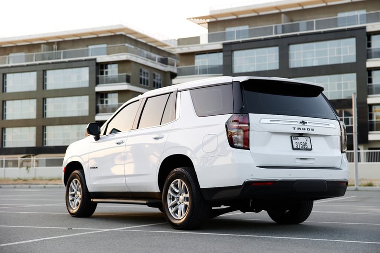 Chevrolet Tahoe (Wei&szlig;), 2023  zur Miete in Abu Dhabi