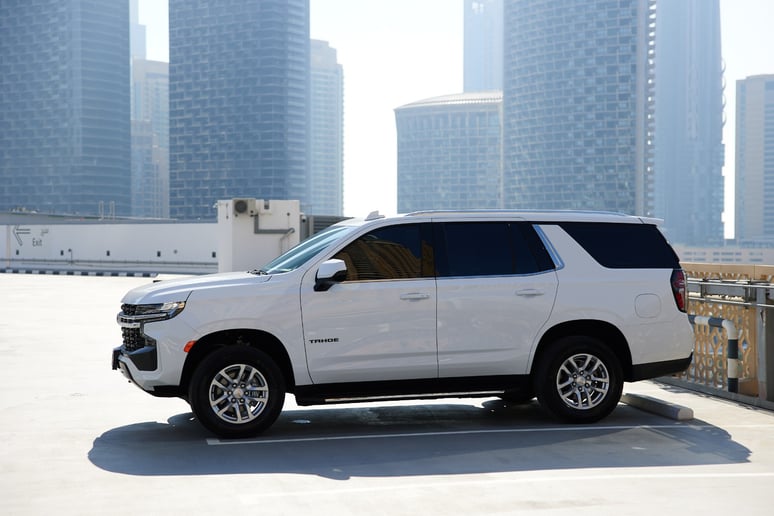 Chevrolet Tahoe (Wei&szlig;), 2023  zur Miete in Abu Dhabi