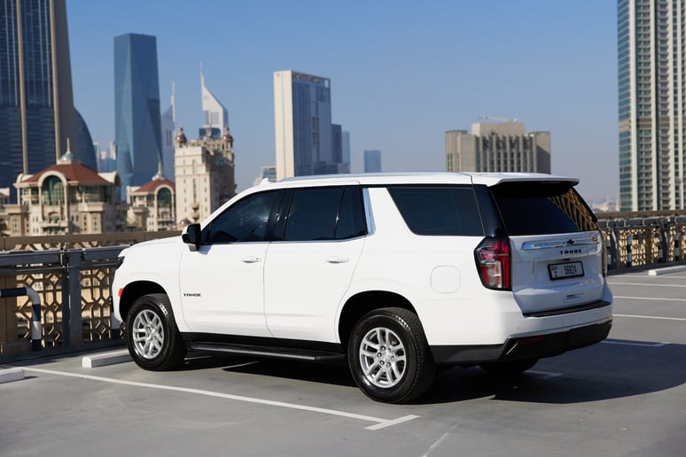 Chevrolet Tahoe (Wei&szlig;), 2023  zur Miete in Abu Dhabi