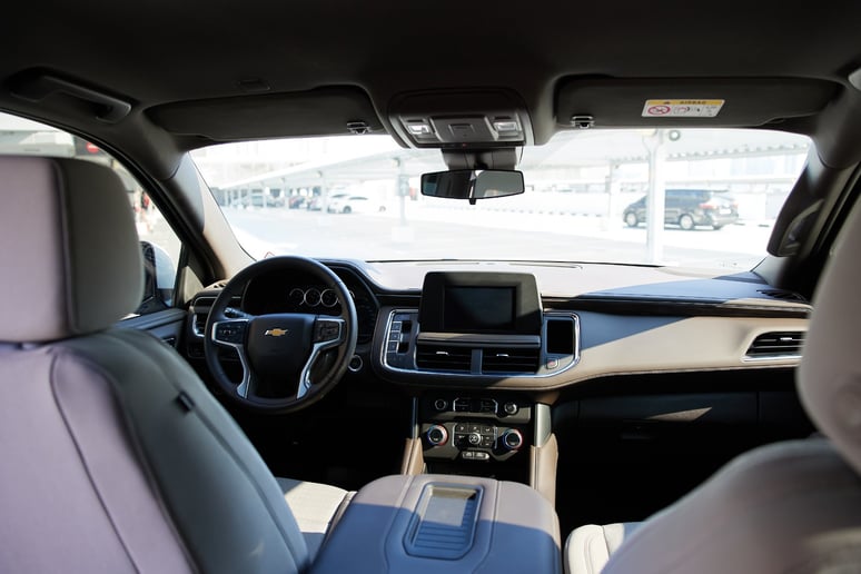 Chevrolet Tahoe (Wei&szlig;), 2023  zur Miete in Abu Dhabi