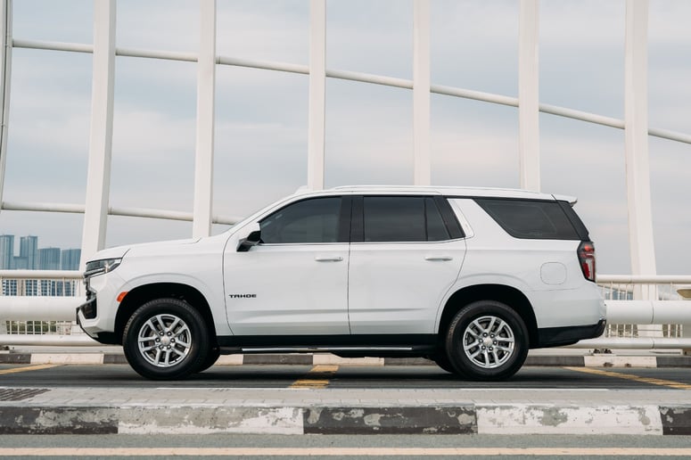 Chevrolet Tahoe (Blanco), 2023 para alquiler en Sharjah