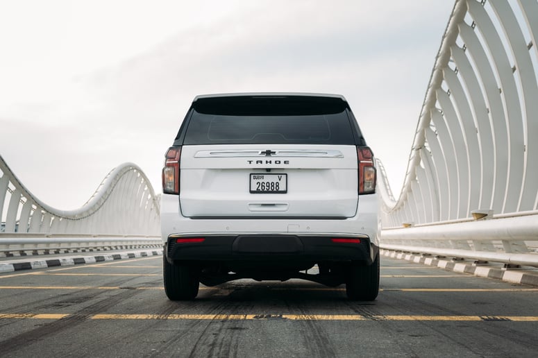 Chevrolet Tahoe (Blanco), 2023 para alquiler en Sharjah