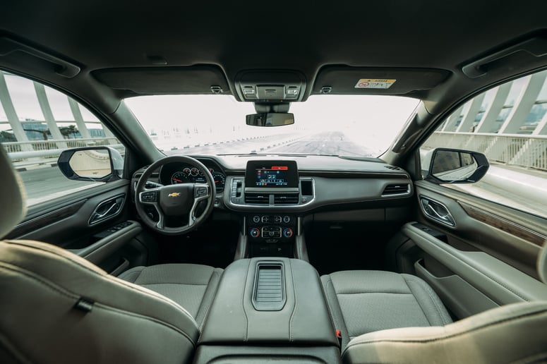 Chevrolet Tahoe (Blanco), 2023 para alquiler en Sharjah