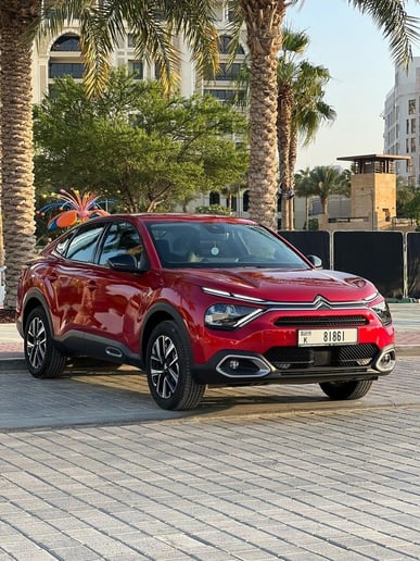 Citroen C4X Shine (rojo), 2025 para alquiler en Abu Dhabi