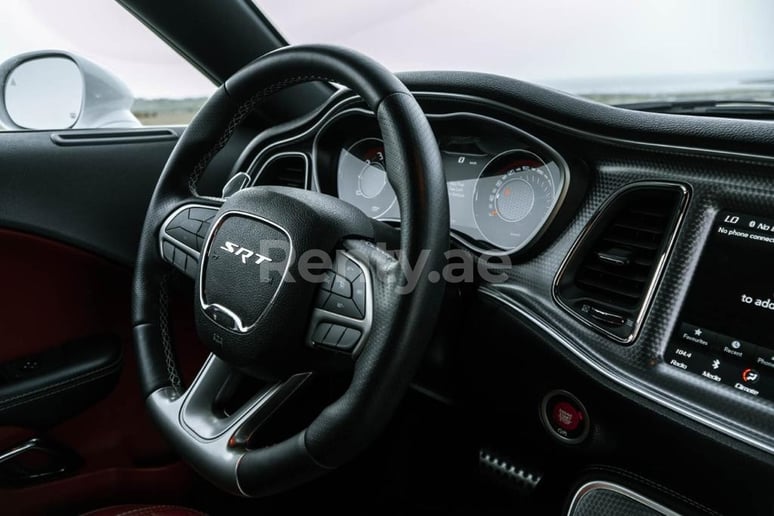 Dodge Challenger V8 Hellcat (Красный), 2018 для аренды в Абу-Даби