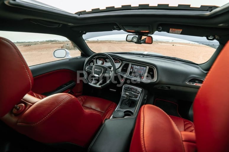 Dodge Challenger V8 Hellcat (Красный), 2018 для аренды в Абу-Даби