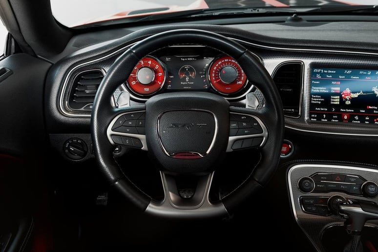 Dodge Challenger V8 Hellcat (Красный), 2018 для аренды в Абу-Даби