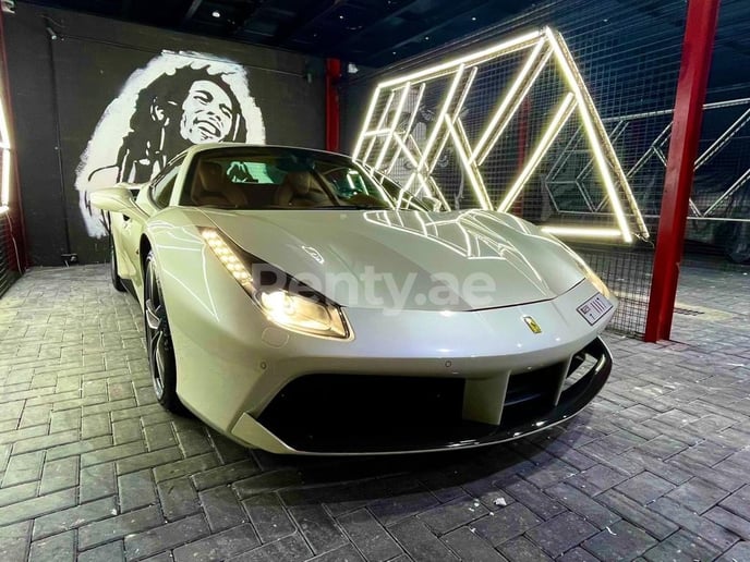 Dubai'de kiralık Ferrari 488 Spyder (Beyaz), 2018