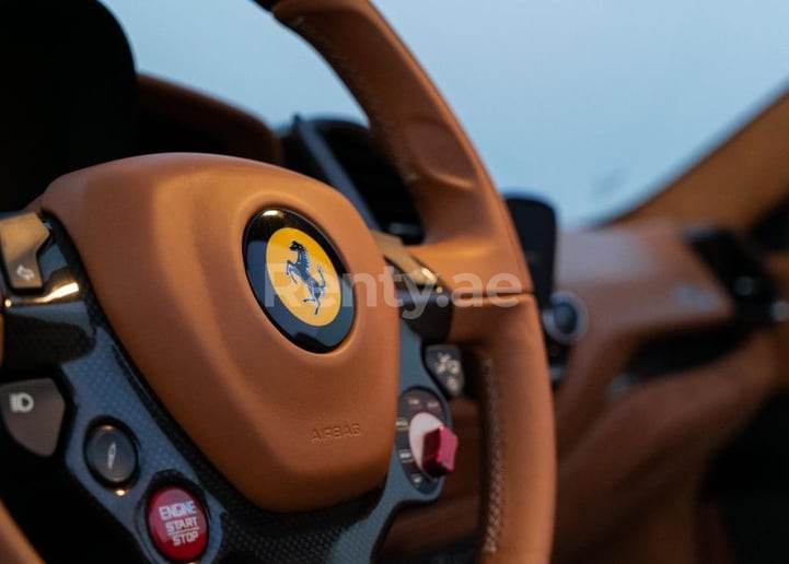 Dubai'de kiralık Ferrari 488 Spyder (Beyaz), 2018