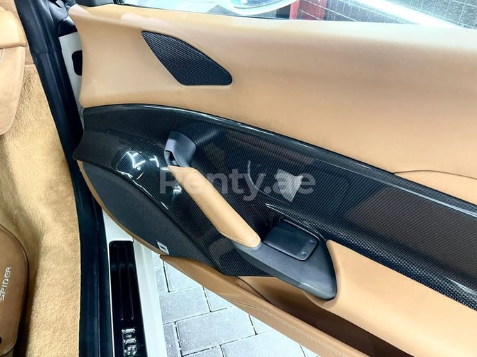 Dubai'de kiralık Ferrari 488 Spyder (Beyaz), 2018