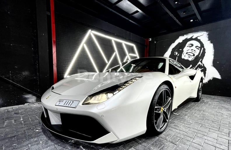 Dubai'de kiralık Ferrari 488 Spyder (Beyaz), 2018