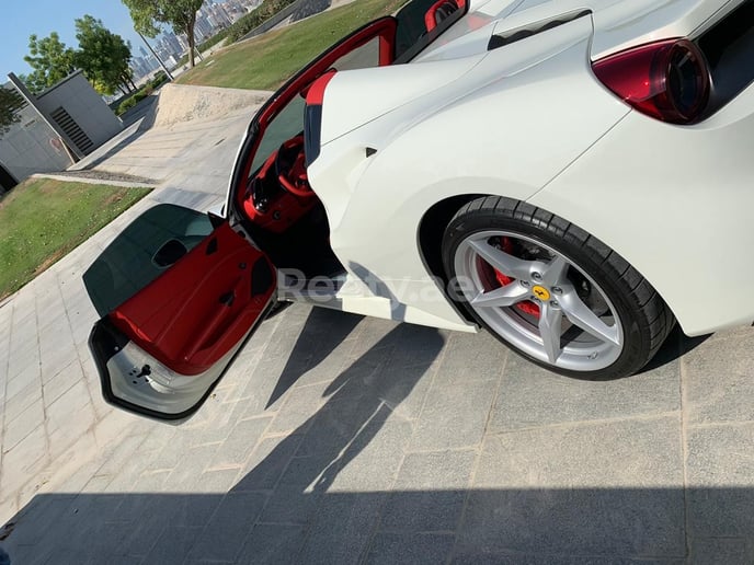 Ferrari 488 Cabrio (Wei&szlig;), 2019  zur Miete in Dubai