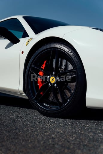 Dubai'de kiralık Ferrari 488 Spyder (Beyaz), 2018
