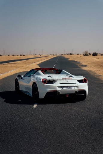 Dubai'de kiralık Ferrari 488 Spyder (Beyaz), 2018