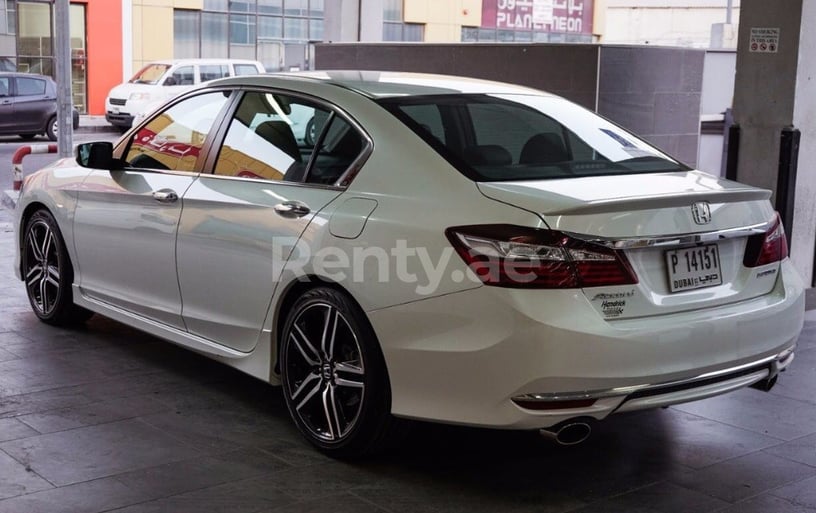 Honda Accord (Blanc), 2017 &agrave; louer &agrave; Duba&iuml;