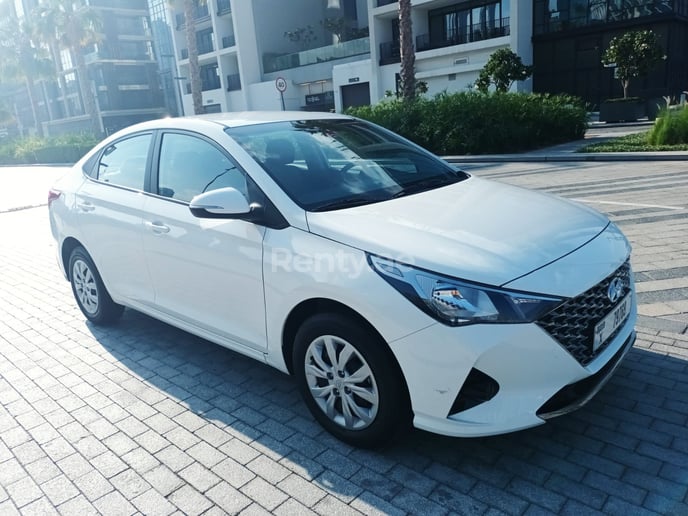 Hyundai Accent (Blanco), 2022 para alquiler en Dub&aacute;i