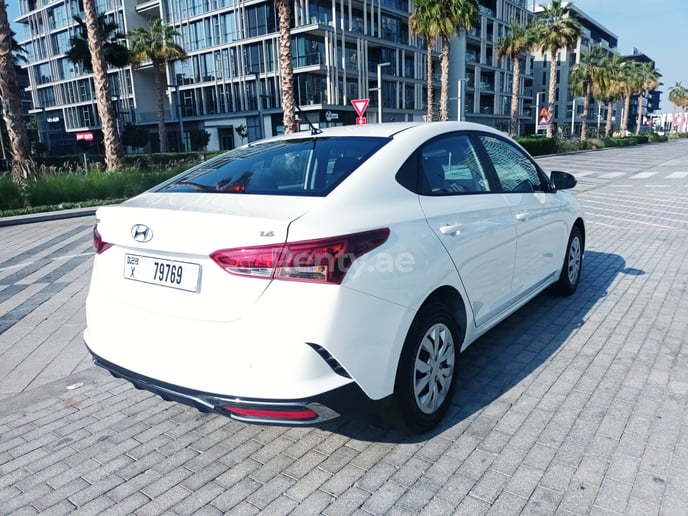 Hyundai Accent (Blanco), 2022 para alquiler en Dub&aacute;i
