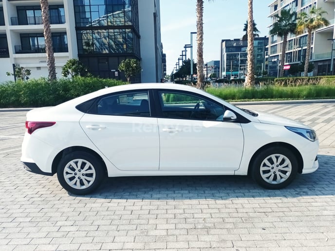 Hyundai Accent (Blanco), 2022 para alquiler en Dub&aacute;i