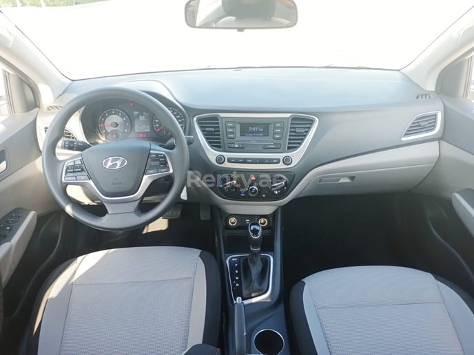 Hyundai Accent (Blanco), 2022 para alquiler en Dub&aacute;i