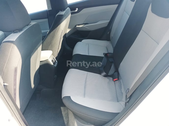 Hyundai Accent (Blanco), 2022 para alquiler en Dub&aacute;i