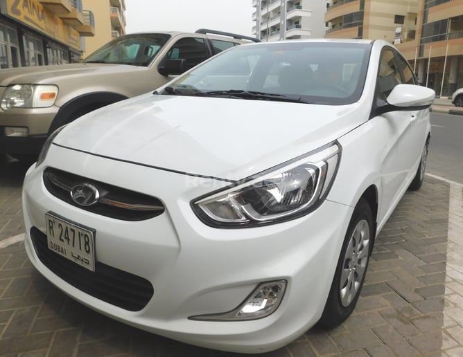 Hyundai Accent (Blanco), 2015 para alquiler en Dub&aacute;i