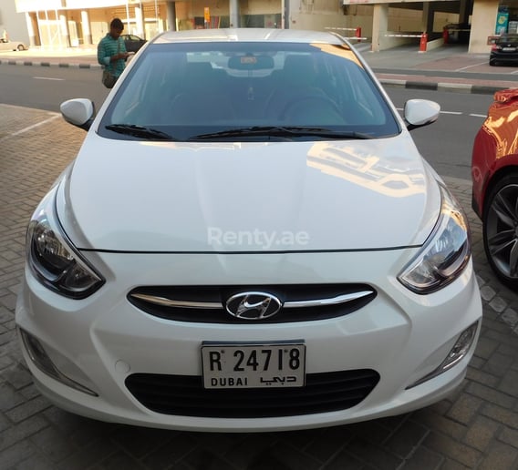 Hyundai Accent (Blanco), 2015 para alquiler en Dub&aacute;i