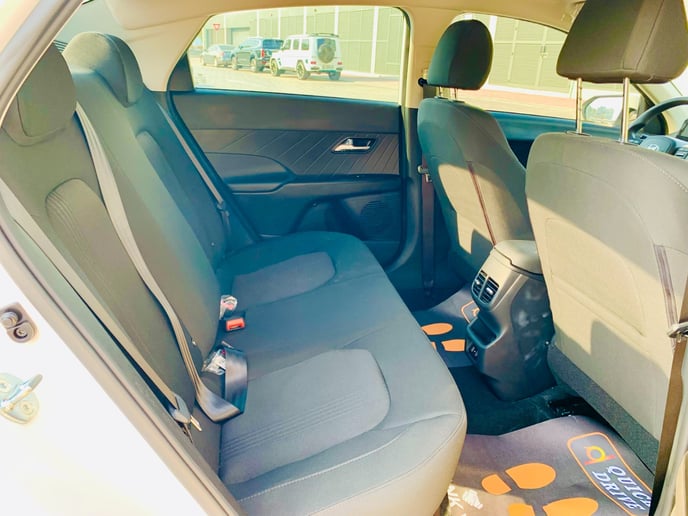 Şarika'de kiralık Hyundai Accent (Beyaz), 2026
