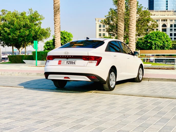 Şarika'de kiralık Hyundai Accent (Beyaz), 2026