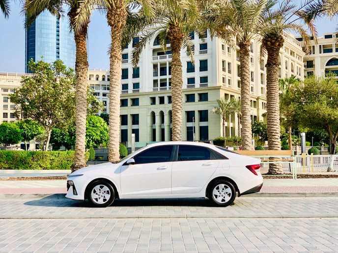 Şarika'de kiralık Hyundai Accent (Beyaz), 2026