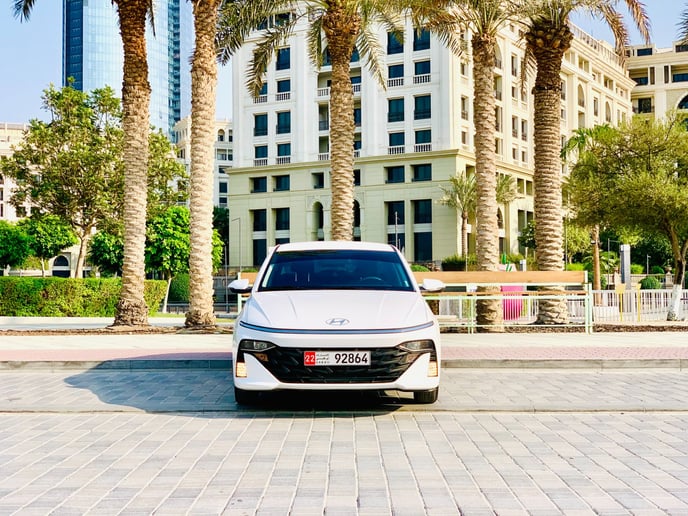 Şarika'de kiralık Hyundai Accent (Beyaz), 2026