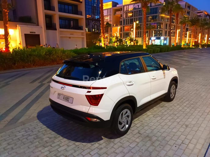 Hyundai Creta (Blanco), 2022 para alquiler en Dub&aacute;i