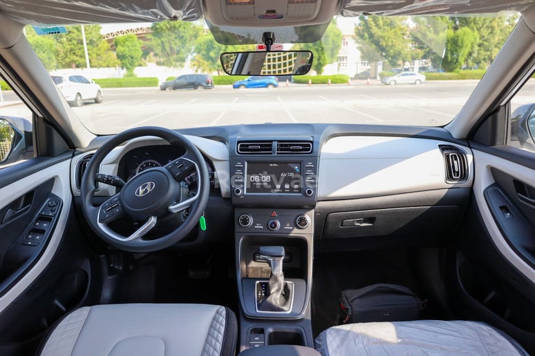 Hyundai Creta (Blanco), 2023 para alquiler en Dub&aacute;i