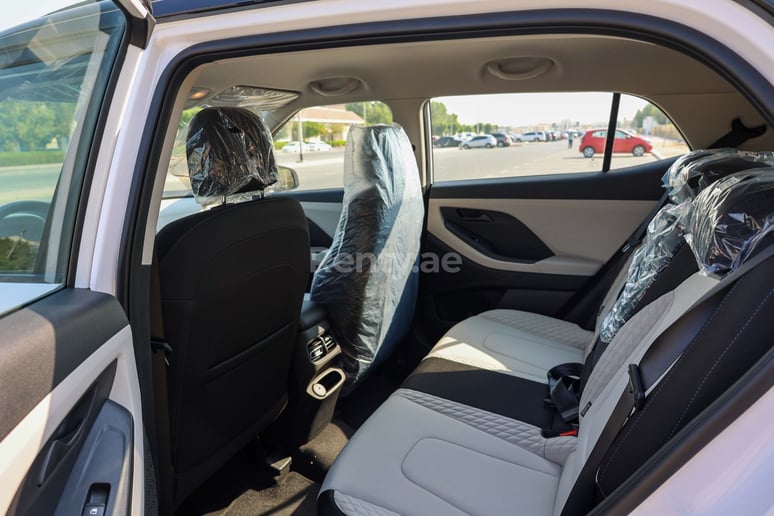 Hyundai Creta (Blanco), 2023 para alquiler en Dub&aacute;i