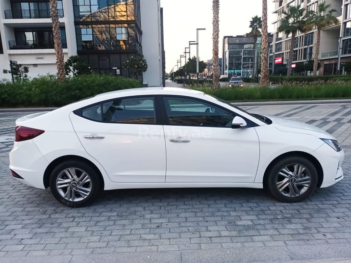 Hyundai Elantra (Blanc), 2019 &agrave; louer &agrave; Duba&iuml;