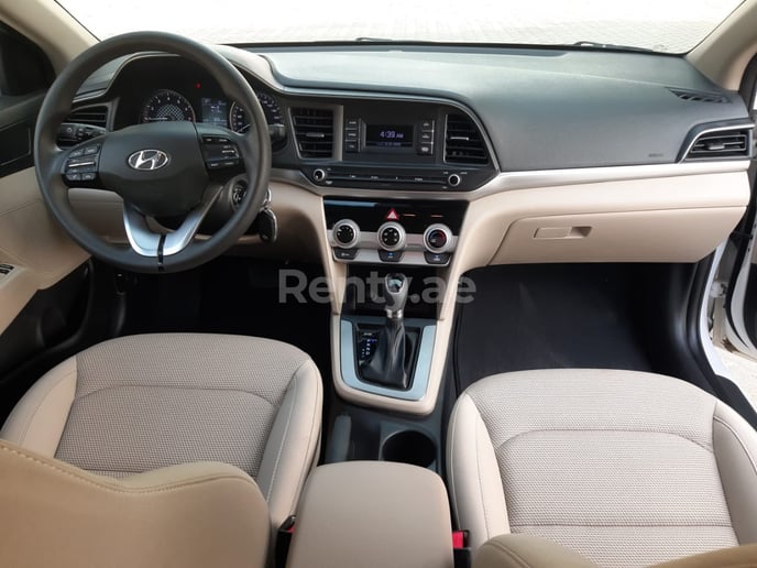 Hyundai Elantra (Blanc), 2019 &agrave; louer &agrave; Duba&iuml;