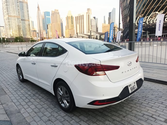 Hyundai Elantra (Blanc), 2019 &agrave; louer &agrave; Duba&iuml;